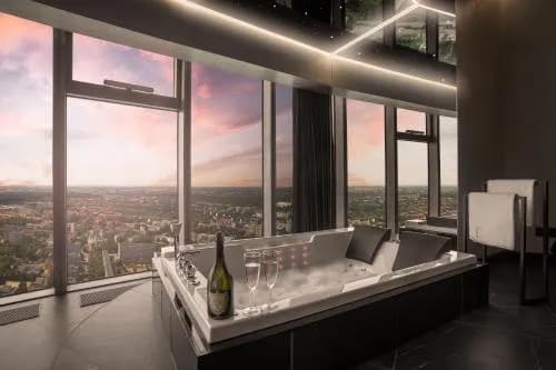 Ile kosztuje mieszkanie w Sky Tower? Zaskakujące ceny i opcje wynajmu