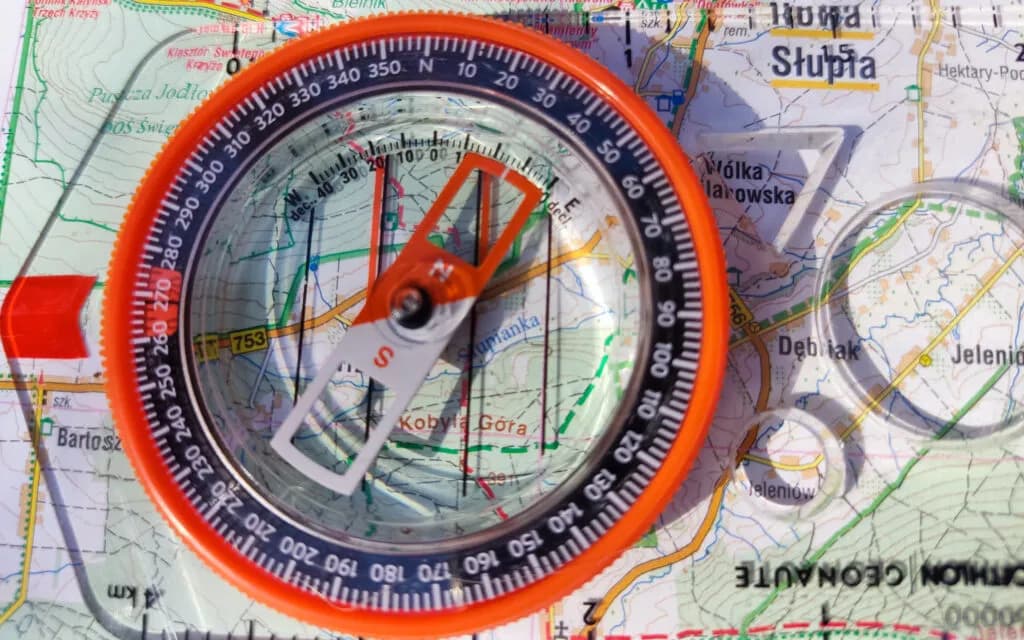 Jak zorientować mapę w terenie? Prosty przewodnik krok po kroku